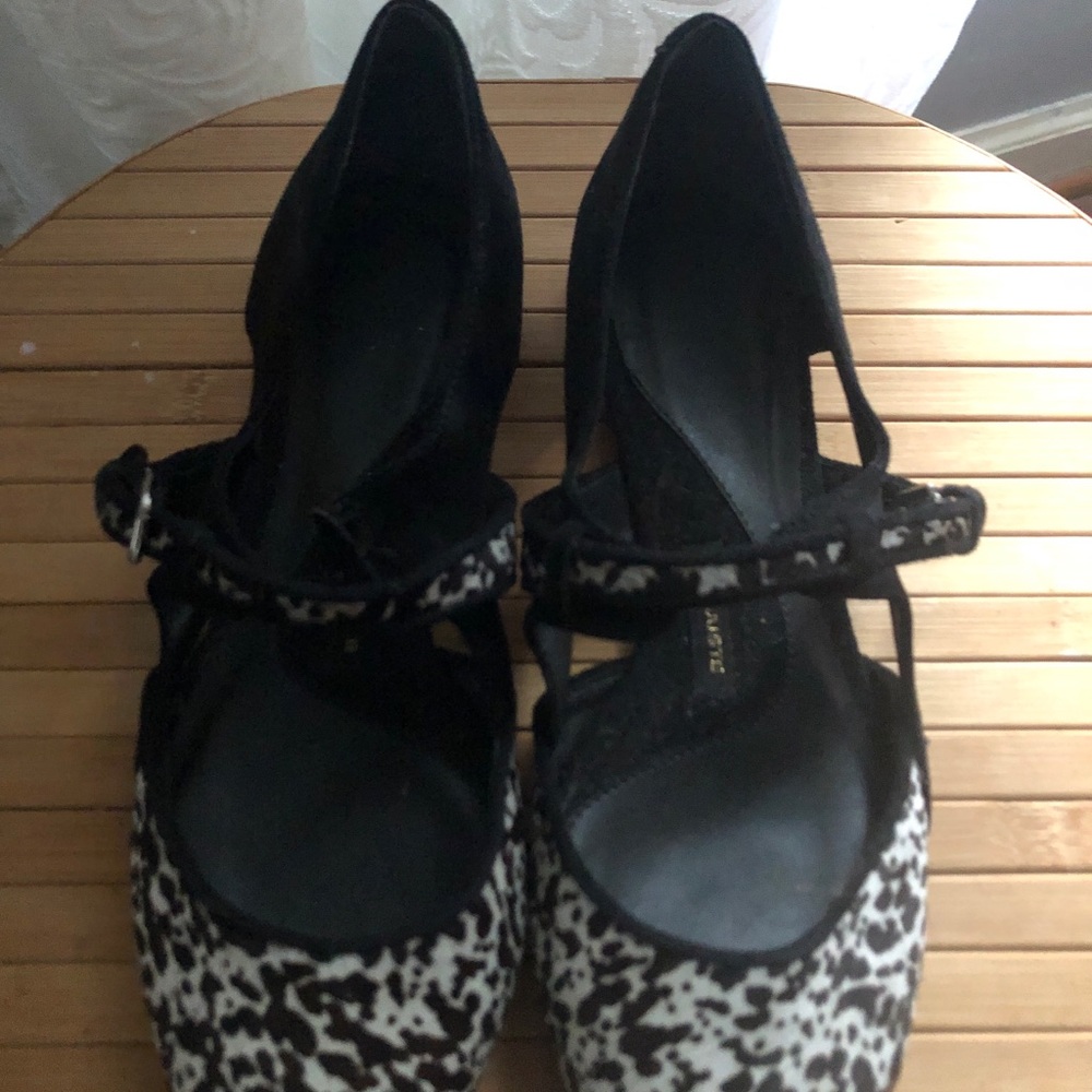 Pony hair flat strap black and white print
